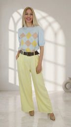 Looks de Pantalón Palazzo de color amarillo con cinturon y jersey de rombos