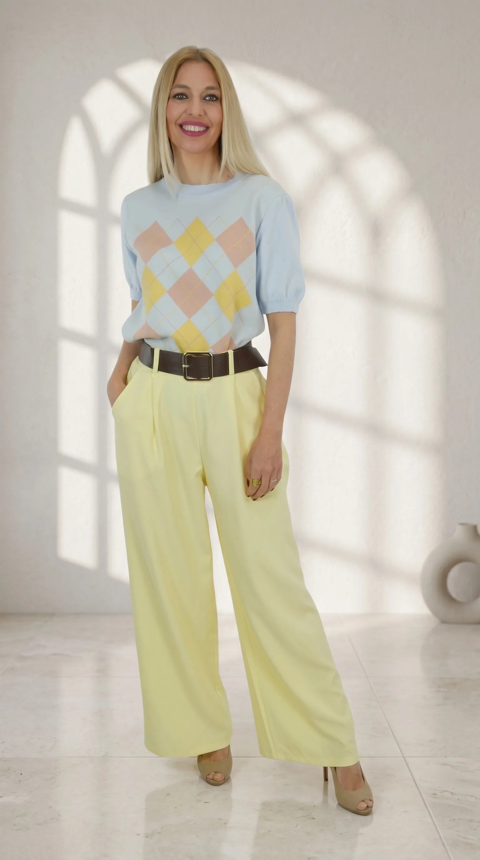 Looks de Pantalón Palazzo de color amarillo con cinturon y jersey de rombos
