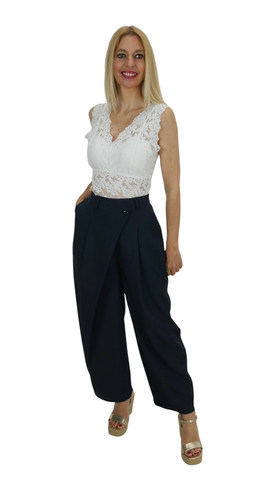 Video de Look de Pantalón Marta de color beig con top de encaje blanco