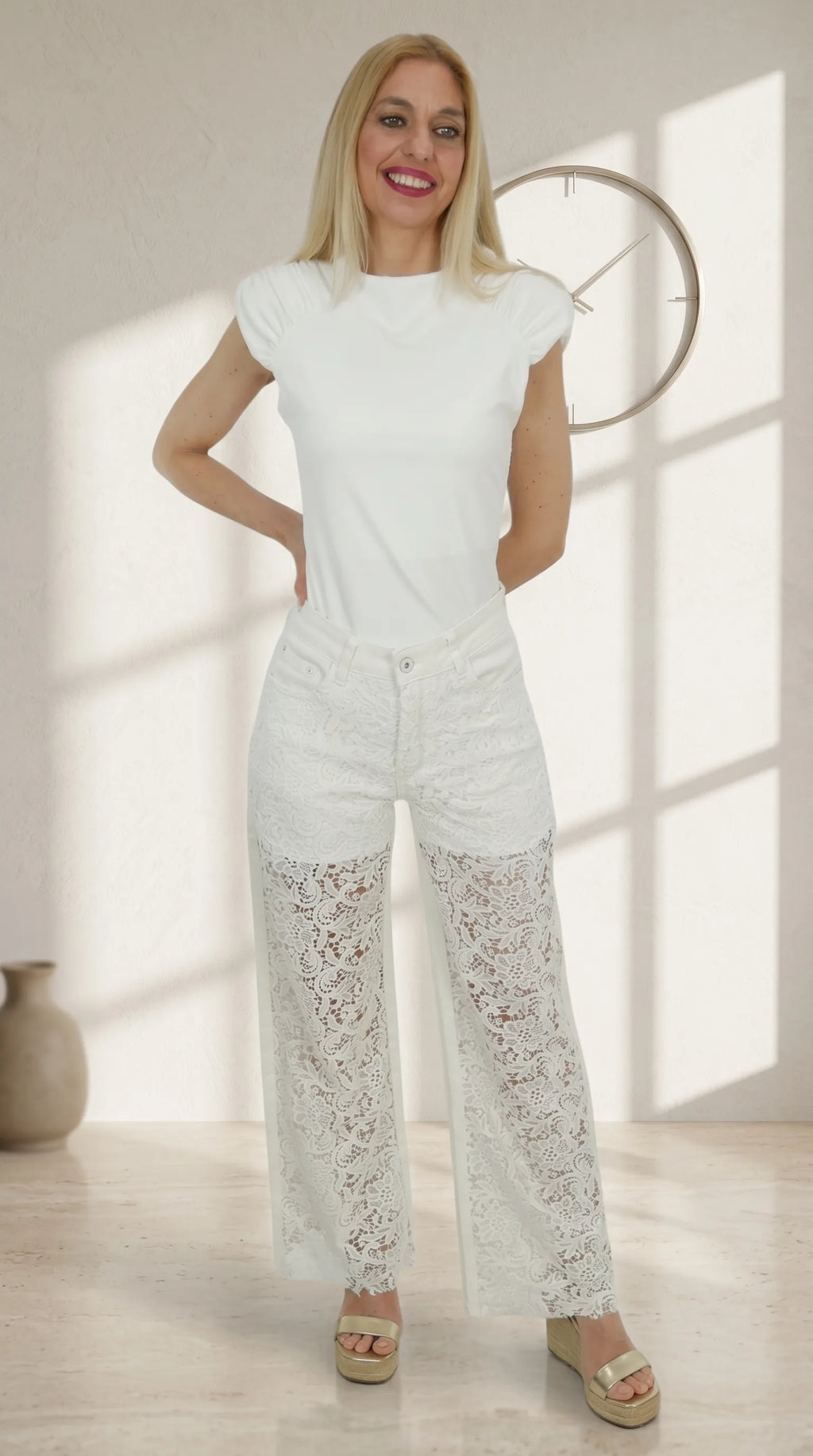 Look de Jeans blanco mujer con encaje recto con camiseta hombreras blanca