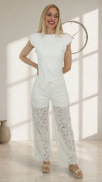Look de Jeans blanco mujer con encaje recto con camiseta hombreras blanca