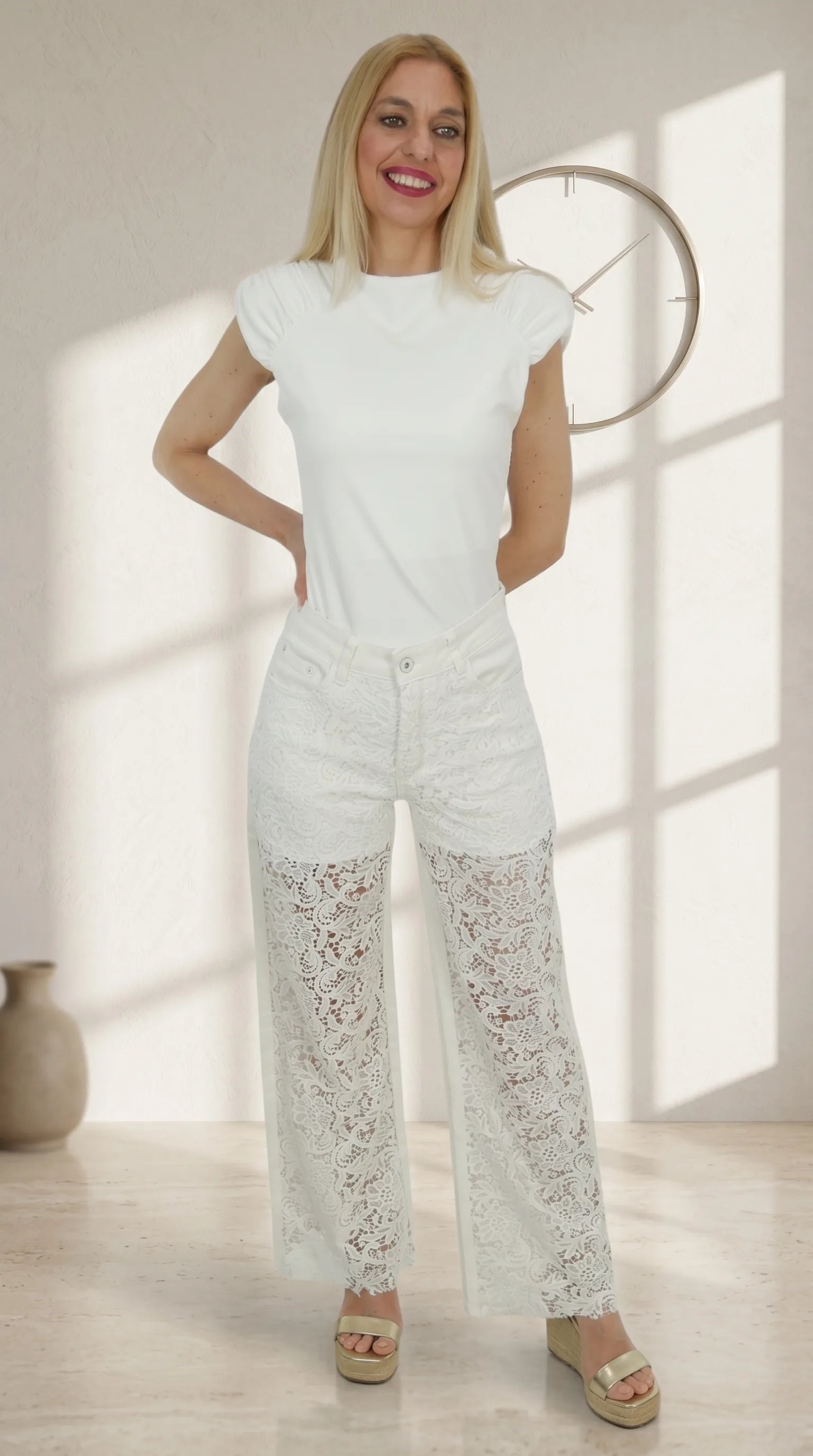 Look de Jeans blanco mujer con encaje recto con camiseta hombreras blanca
