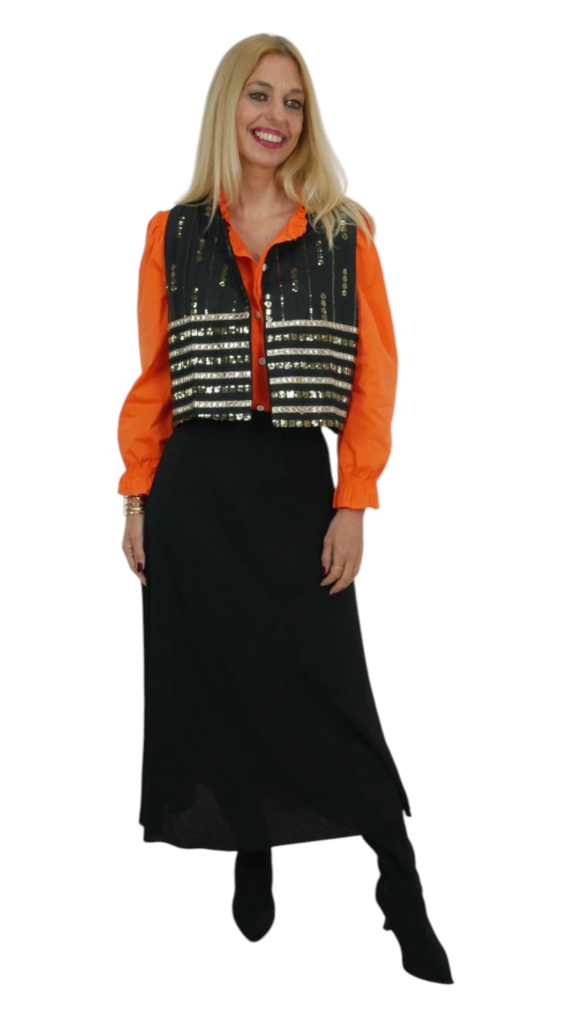 Look Chaleco Lentejuelas con falda larga negra y camisa naranja