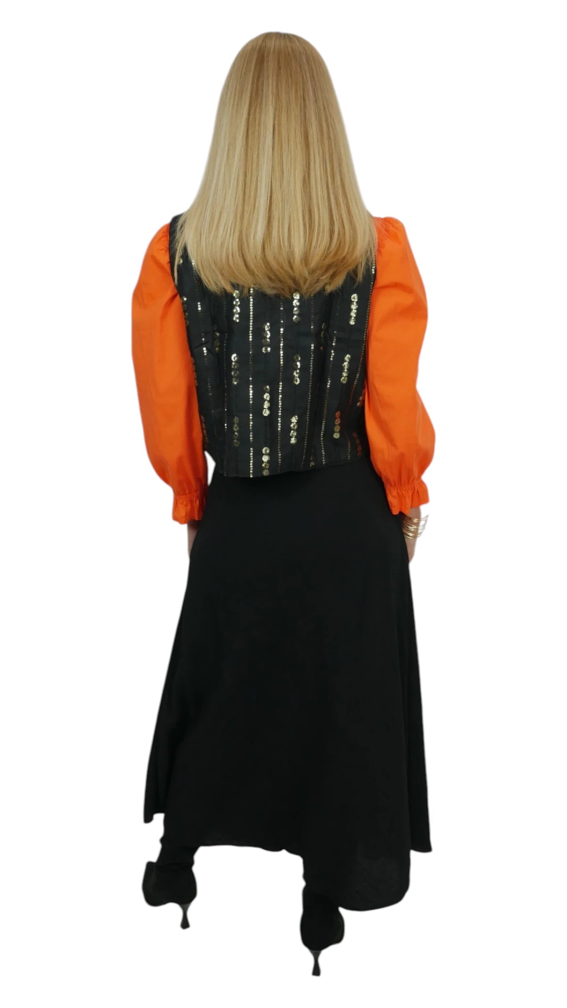 Look Chaleco Lentejuelas con falda larga negra y camisa naranja. Parte de atrás