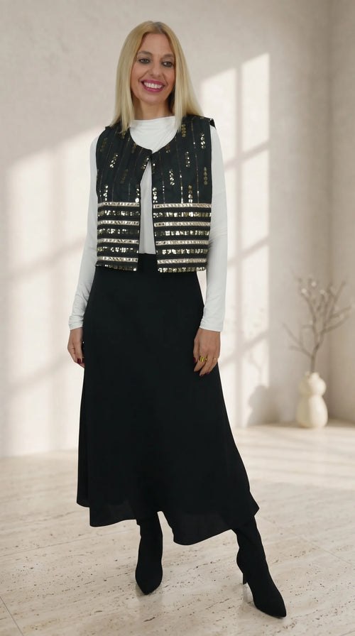 Look Chaleco Lentejuelas con falda larga negra y camiseta