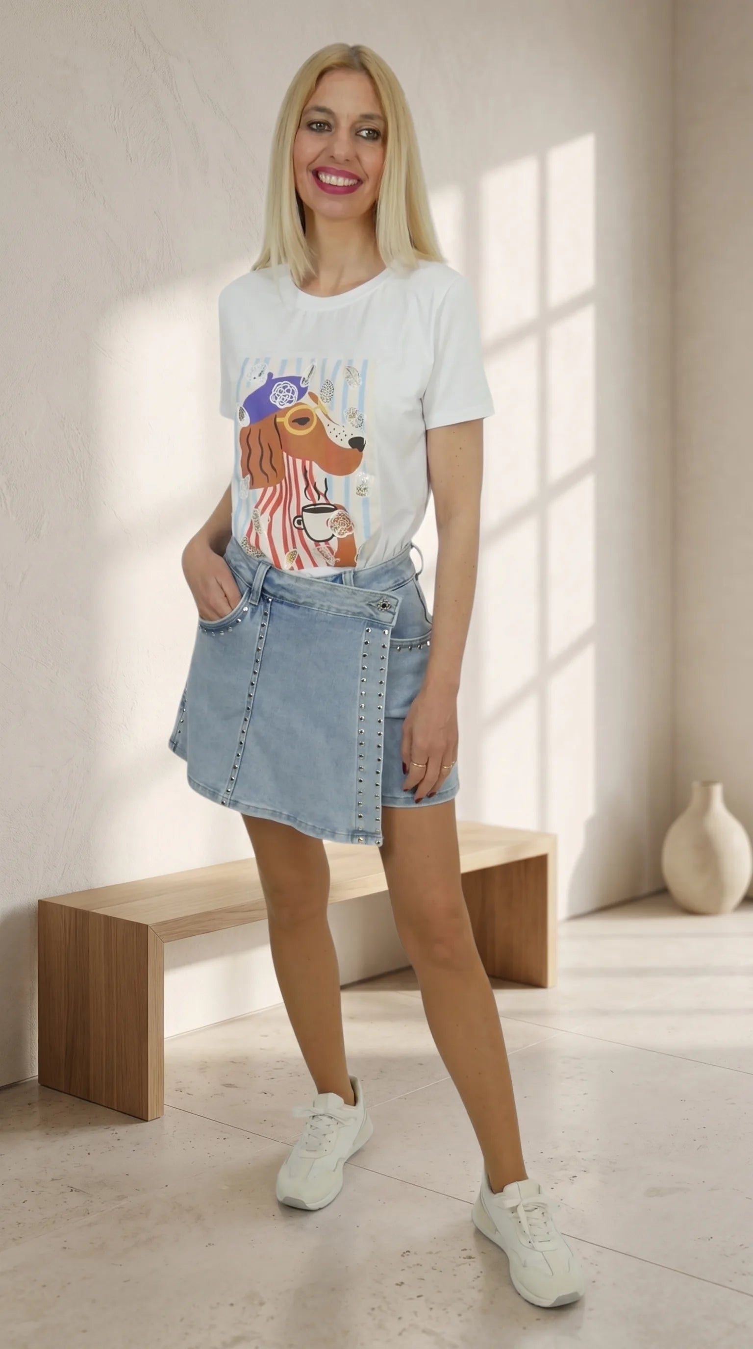 Look de Falda Pantalón Tachas denim coon camiseta con dibujo