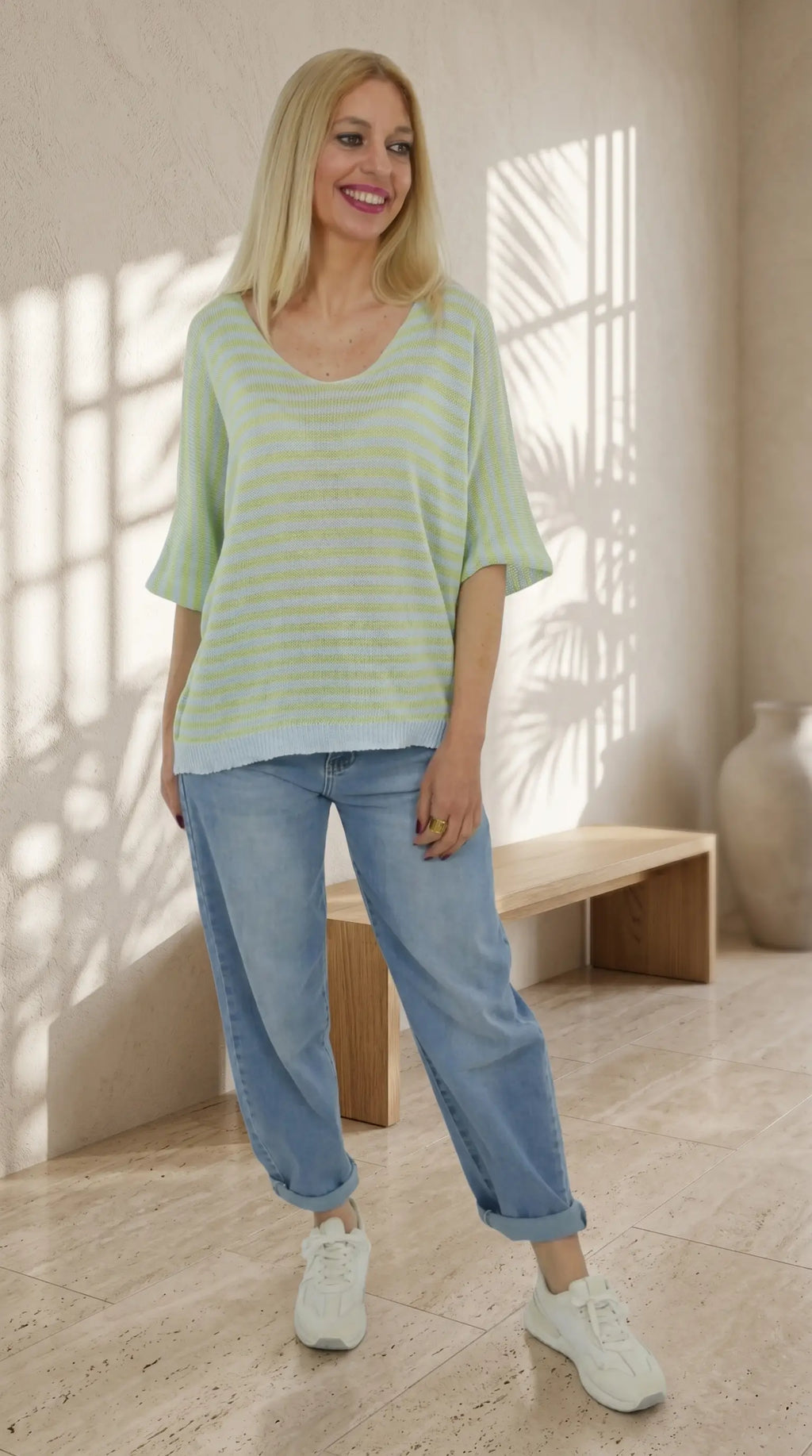 Look de jersey punto rayas celeste mujer con jean