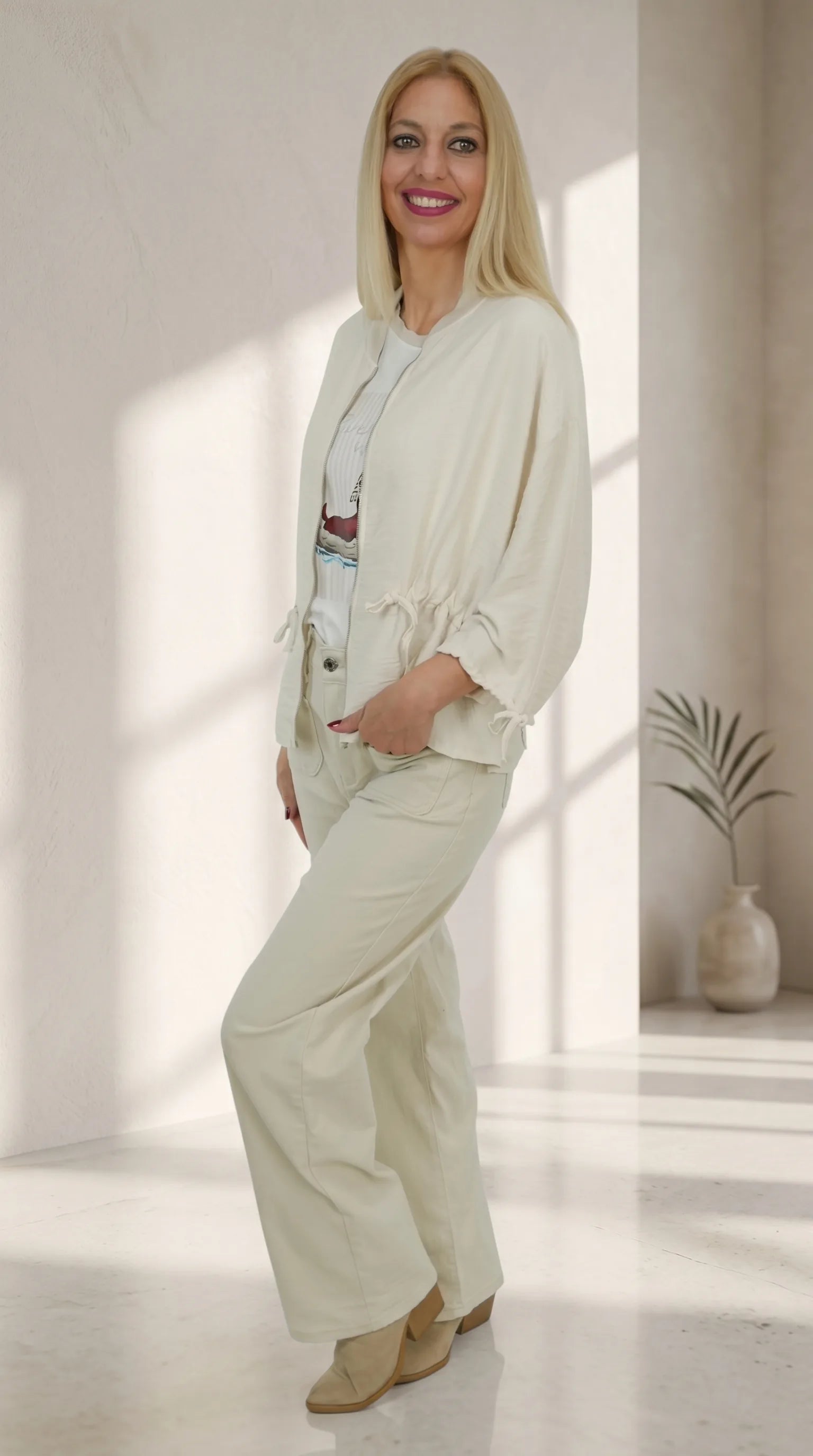 Look Bomber Aura con pantalón recto en color crema y camiseta gráfica