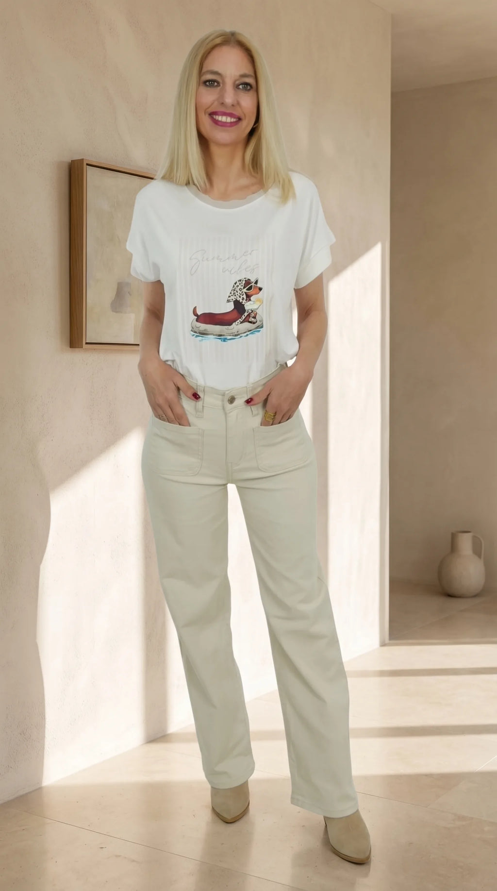 Look Camiseta Salchicha con pantalón recto color crema y bolsillos frontales.