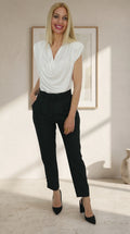 Look de Pantalón Atelier negro con cinturón integrado mujer elegante con boy