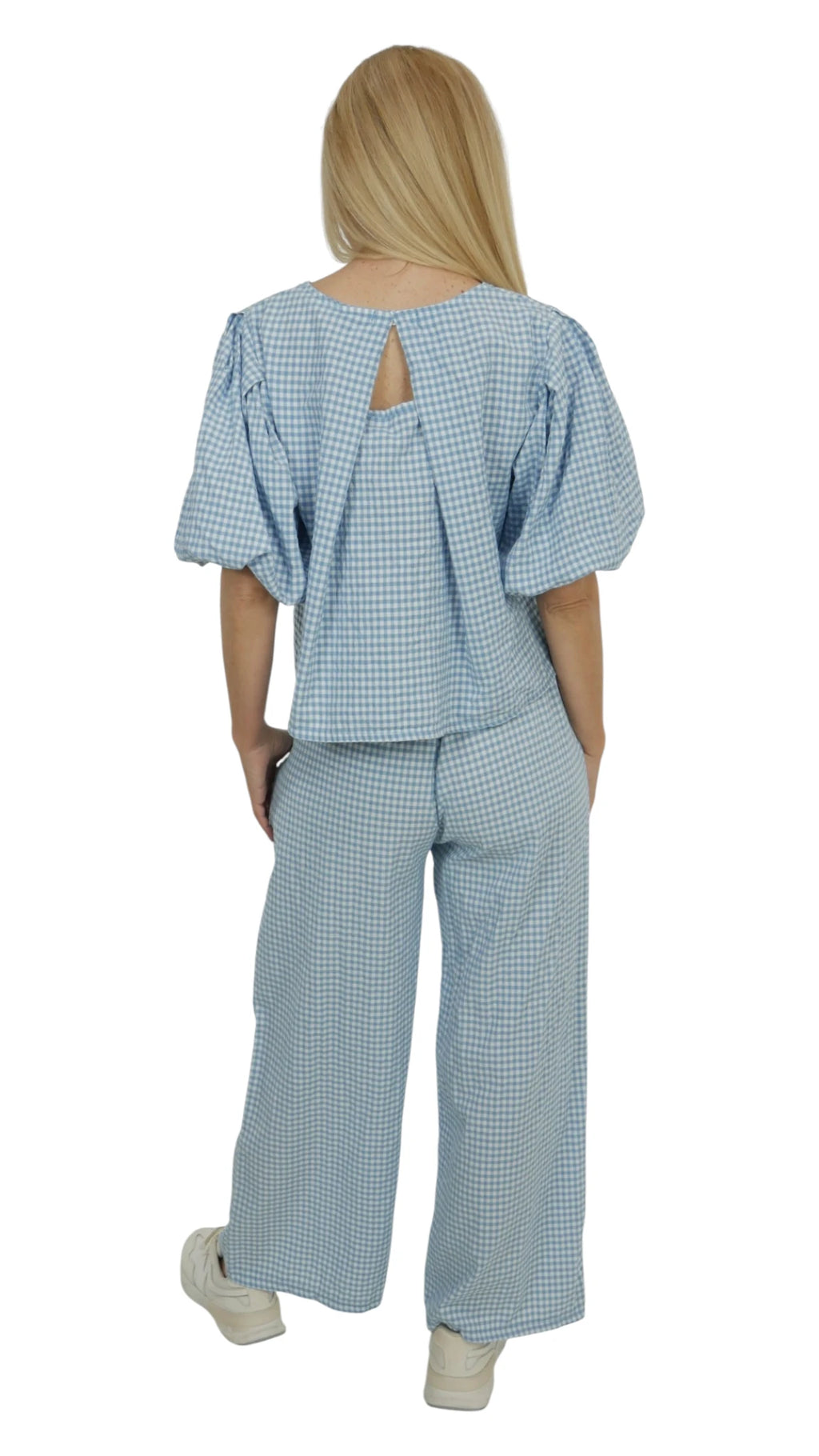 Pantalón vichy celeste mujer con top vichy de marga corta de la misma tela, trasera