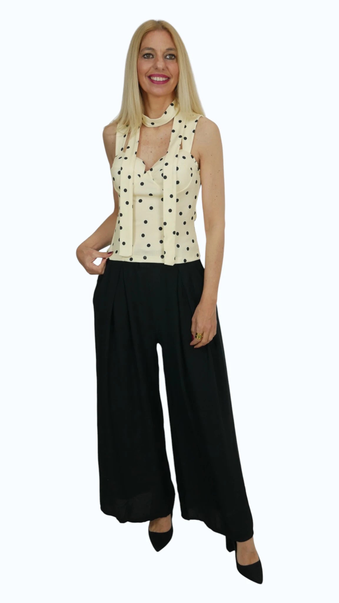 Look de Pantalón fluido rojo con cinturón mujer con top lunares amarillo