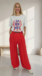 Look de Pantalón fluido rojo con cinturón mujer con camiseta sardina