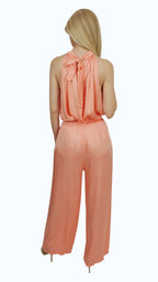 Pantalón Satinado mujer de color salmón combinado con top de la misma tela, parte de atrás