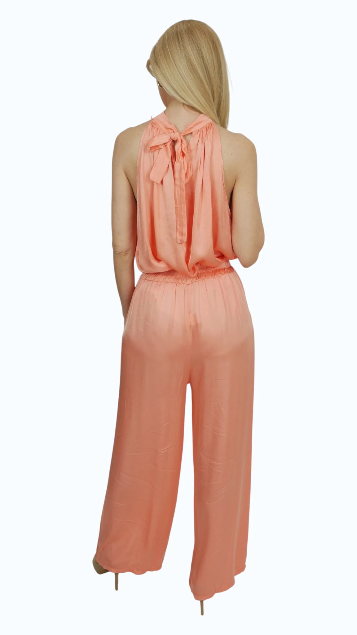 Pantalón Satinado mujer de color salmón combinado con top de la misma tela, parte de atrás