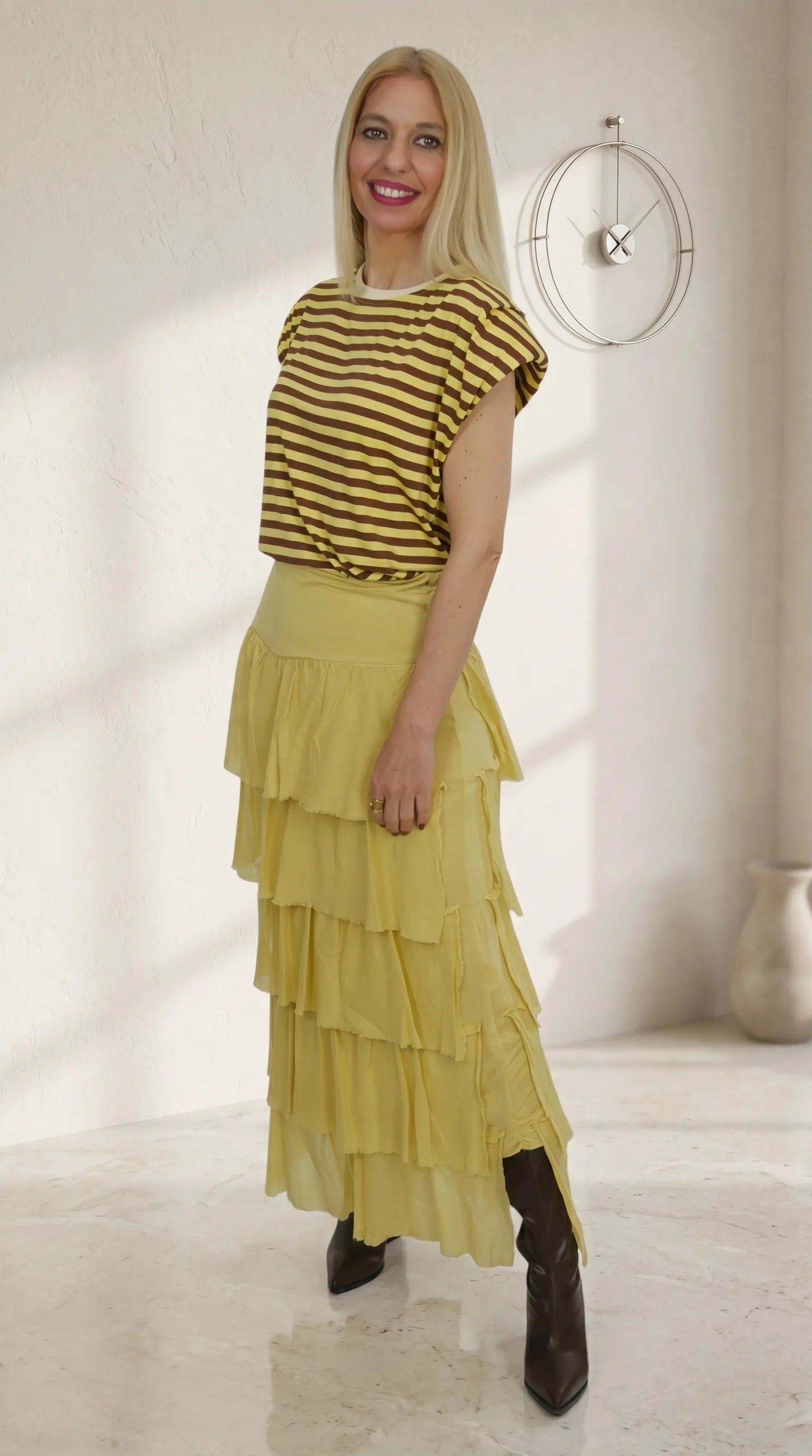 Look Falda largamostaza con Volantes y camista de rayas