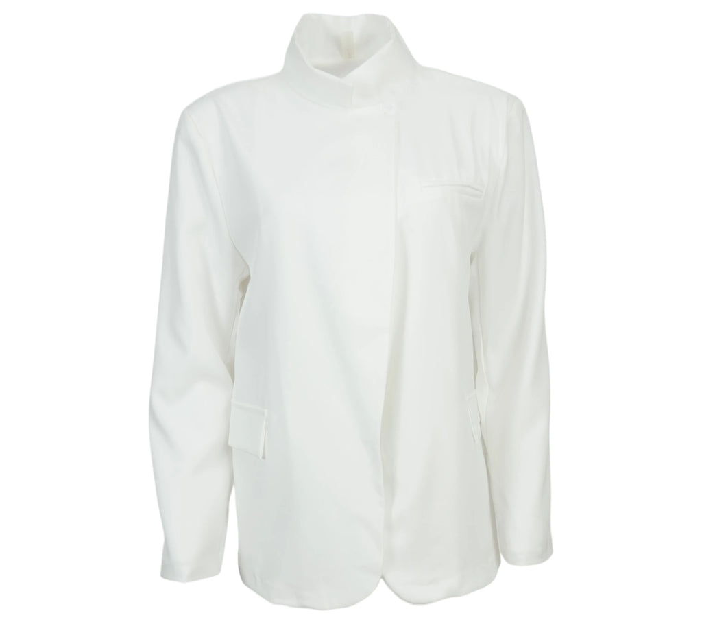 Chaqueta mujer blanca estructurada estilo limpio