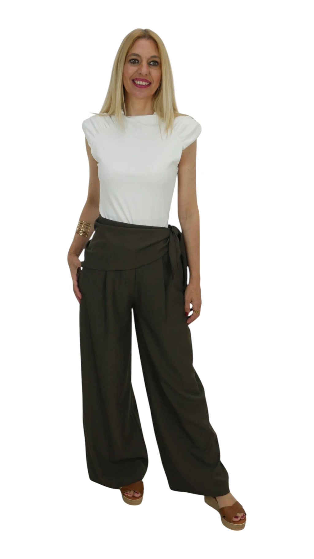 Look de Pantalón Pañuelo marrón con lazada lateral con top blanco liso