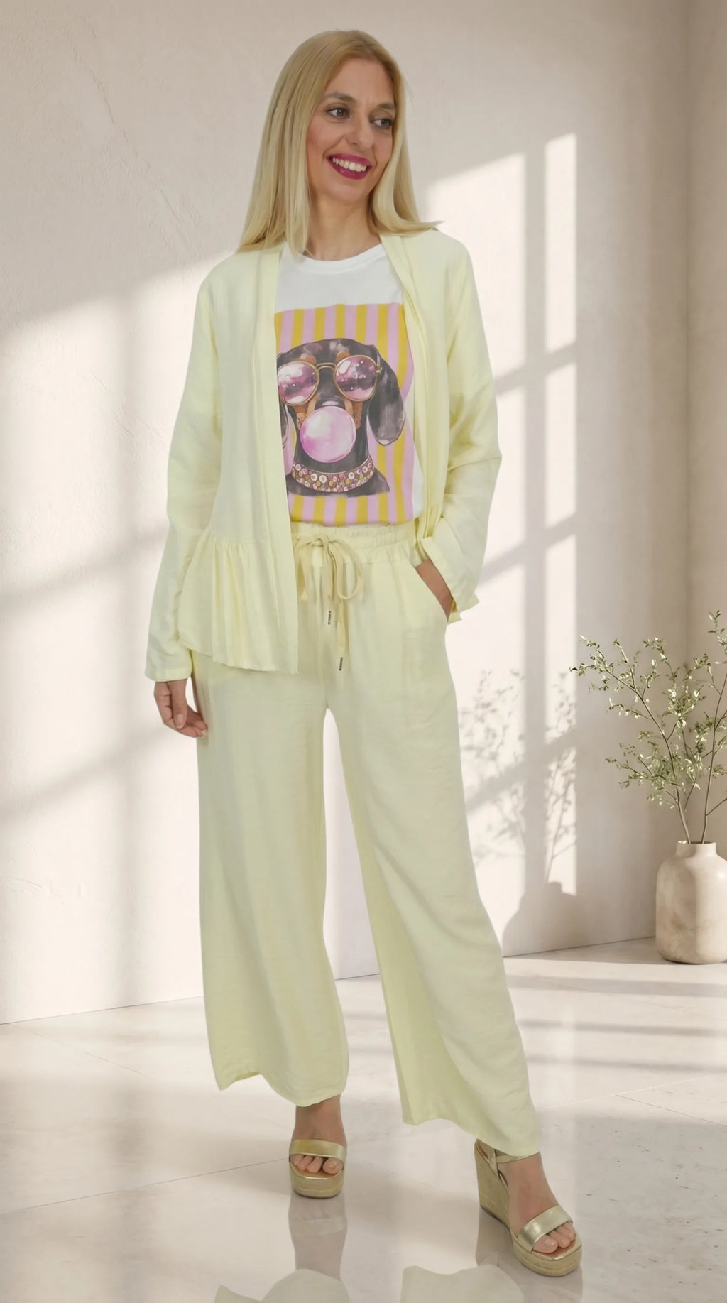 Look Chaqueta Efecto Lino con Camiseta Dog y Pantalón Efecto Lino amarillo.