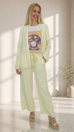 Look Chaqueta Efecto Lino con Camiseta Dog y Pantalón Efecto Lino amarillo.