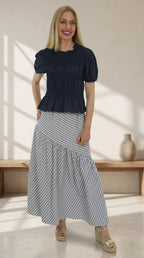 Look compuesto por Blusa fruncida mujer azul marino manga corta con falda de rayas