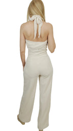Look de Conjunto mujer beige con top halter multiposición y pantalón recto elegante parte trasera