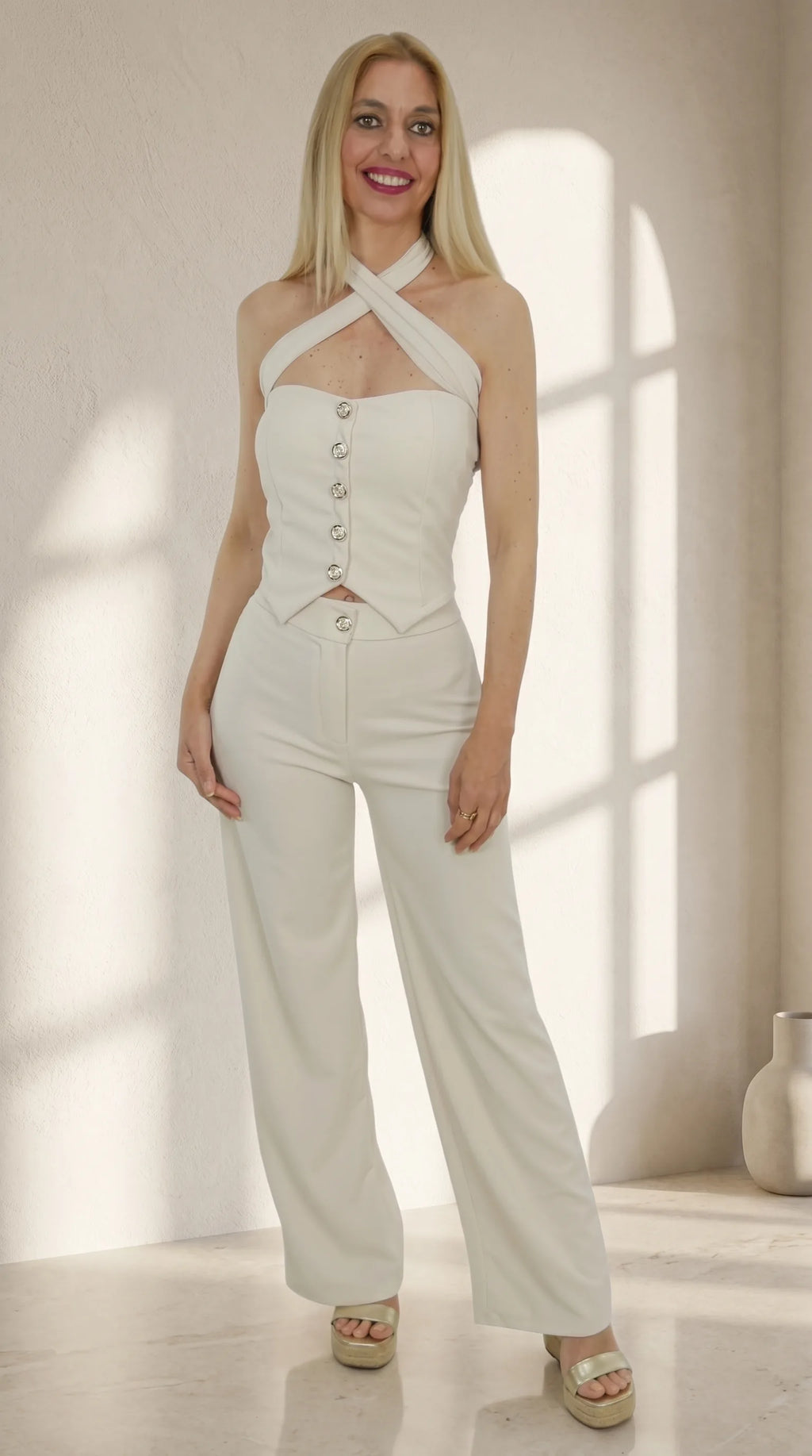 Look de Conjunto mujer beige con top halter multiposición y pantalón recto elegante