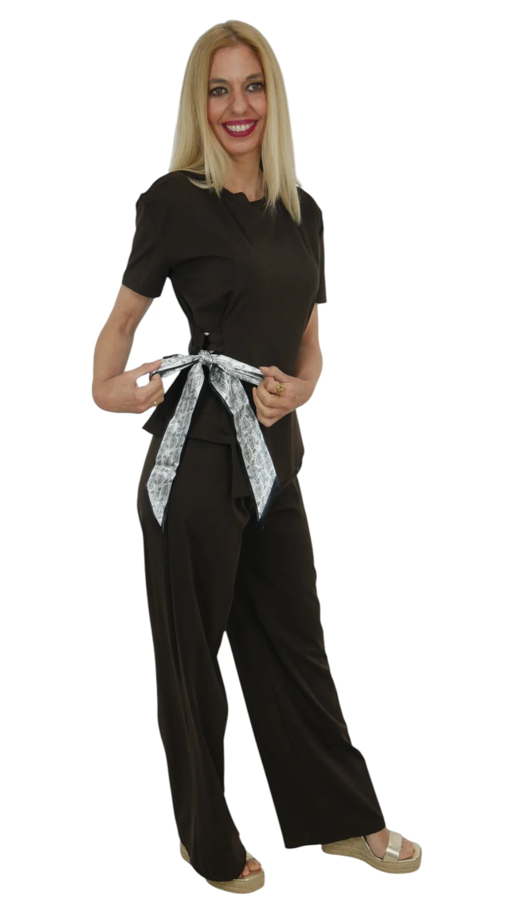 conjunto mujer marron camiseta con lazo lateral y pantalon fluido