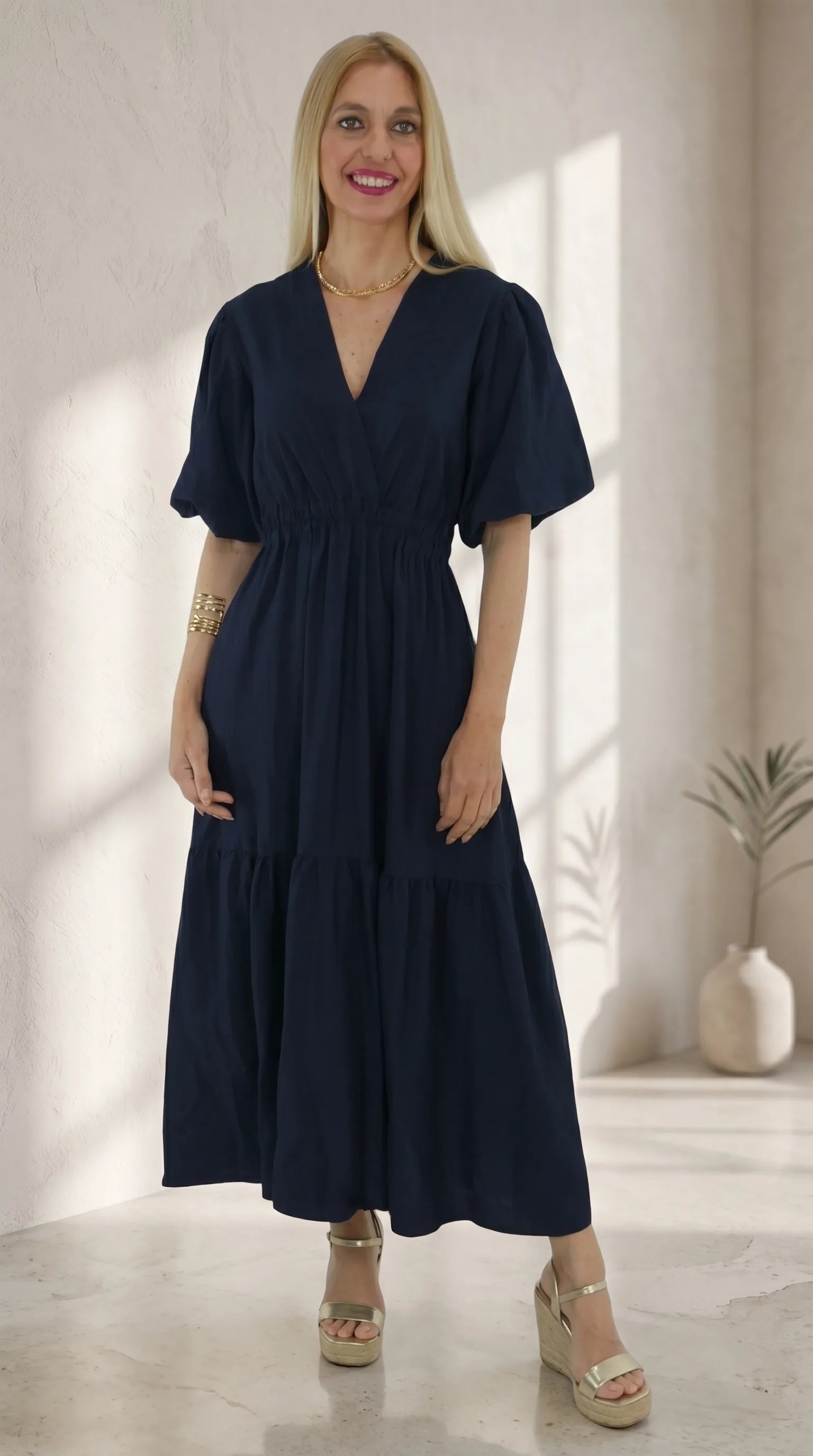 Look del Vestido Farol mujer azul marino escote cruzado midi