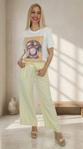 Look Pantalón Efecto Lino con camiseta blanca con gráfico de perro.