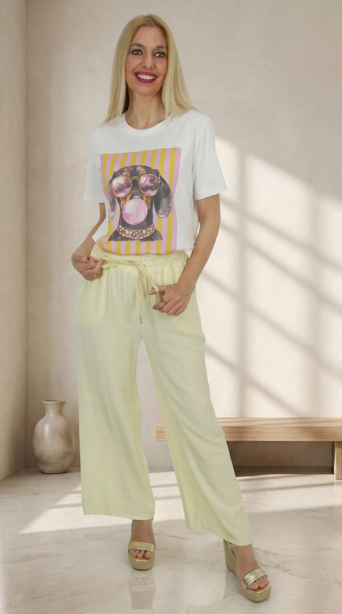 Look Pantalón Efecto Lino con camiseta blanca con gráfico de perro.