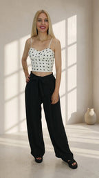Look de Pantalón Lazada combinado con top de lunares