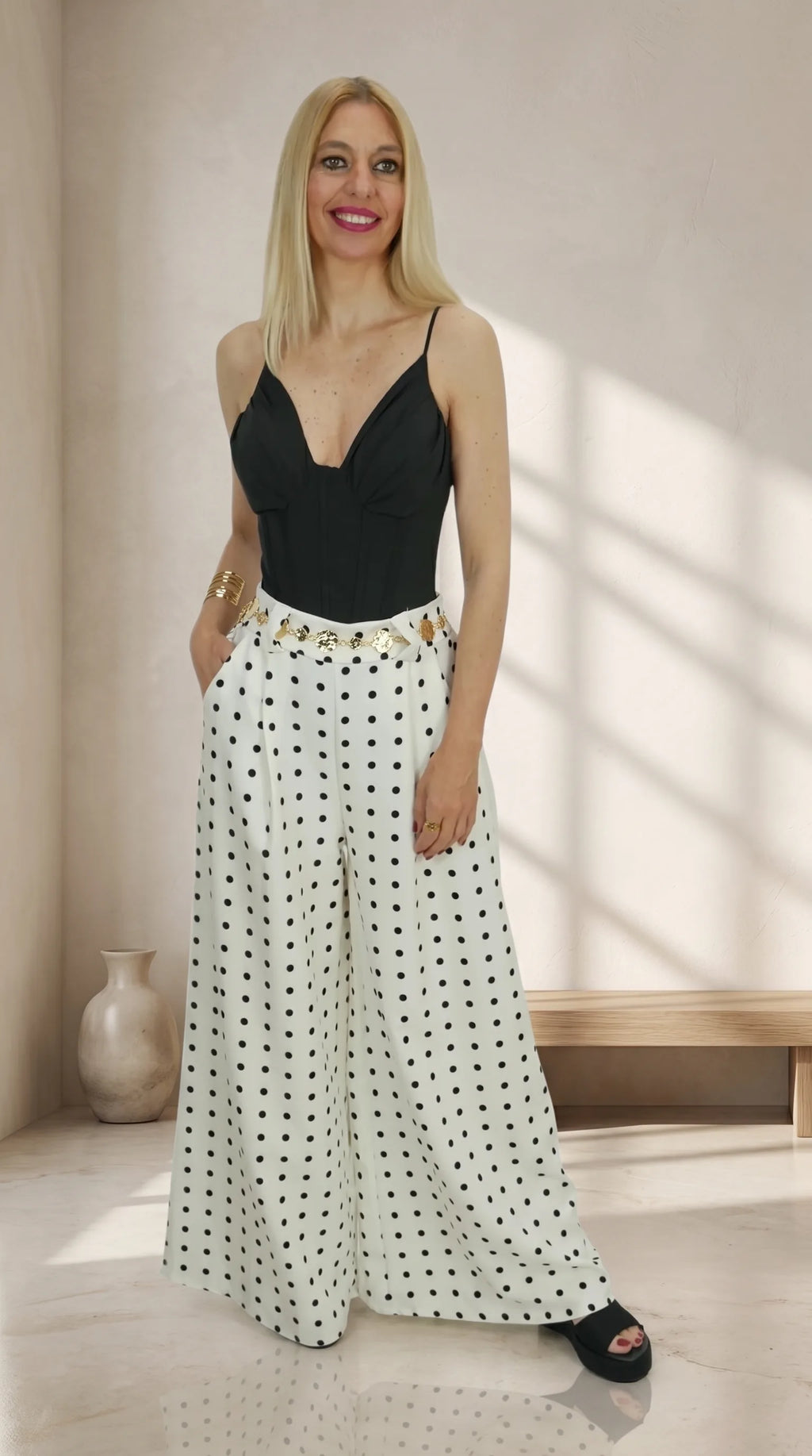 Look Body Corset con pantalón palazzo de lunares y cinturón de cadena dorado