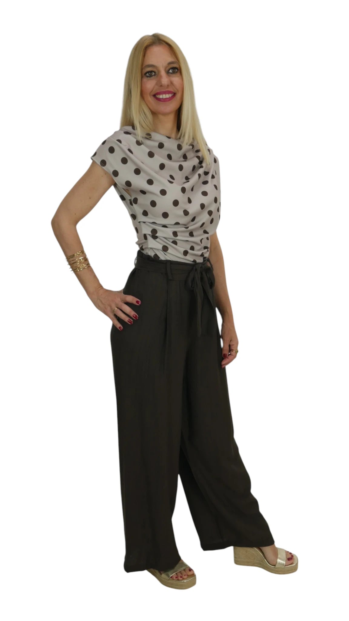 Pantalón Lazada com binado con top de lunares de colo taupe