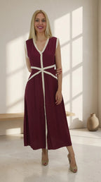 Vestido Sevilla burdeos con detalle desflecado en contraste en cintura y escote