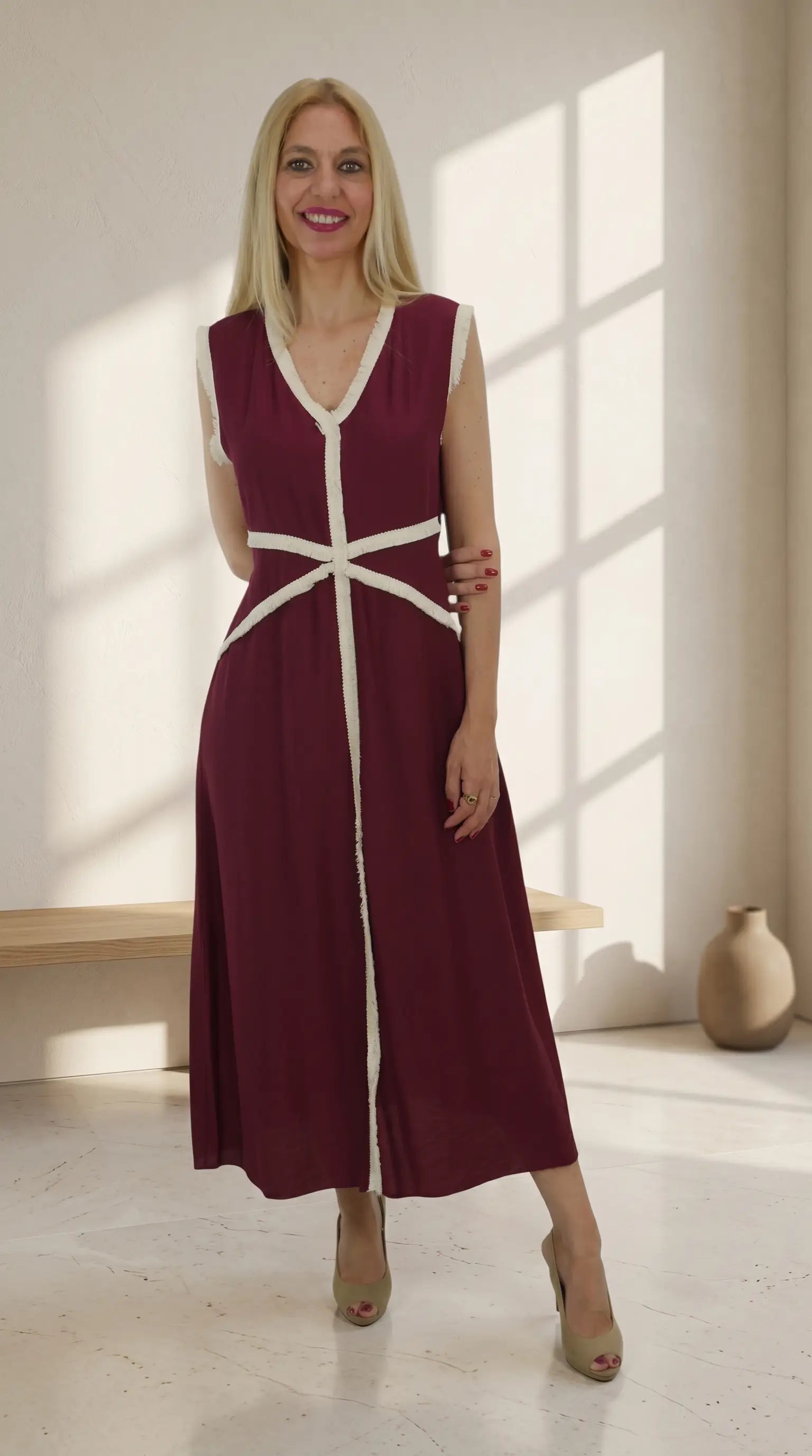 Vestido Sevilla burdeos con detalle desflecado en contraste en cintura y escote
