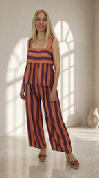 Look del Pantalón Mariola de rayas verticales naranja y morado con cintura elástica en look completo
