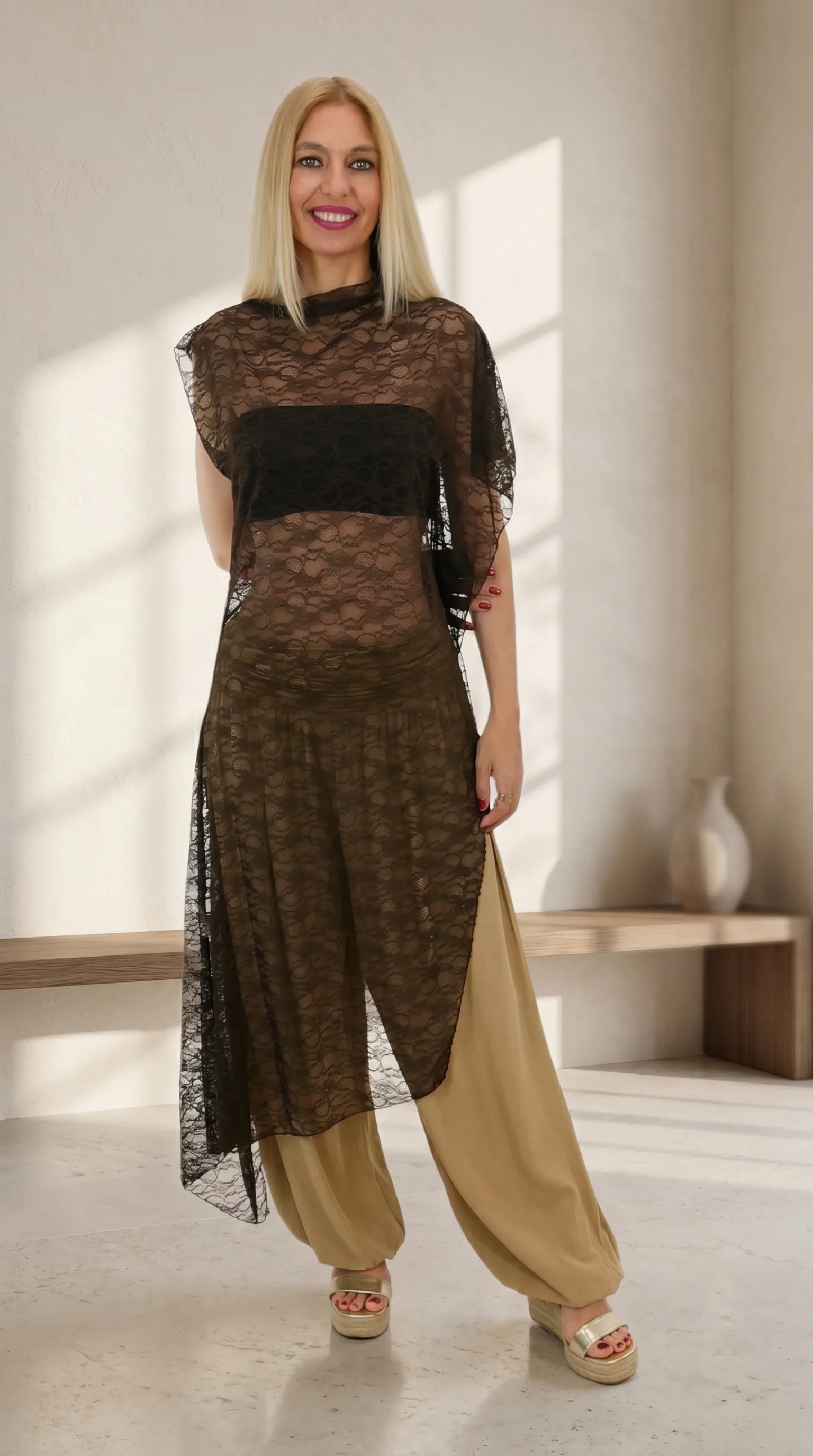Look del Top de encaje negro fluido con corte asimétrico combinado con pantalón amplio