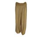 Pantalón fluido drapeado en color camel con diseño cómodo y movimiento
