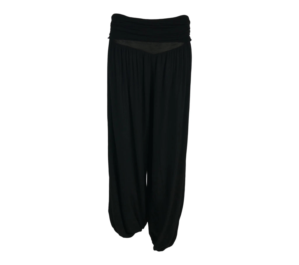 Pantalón fluido drapeado en color negro básico versátil y cómodo