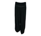 Pantalón fluido drapeado en color negro básico versátil y cómodo