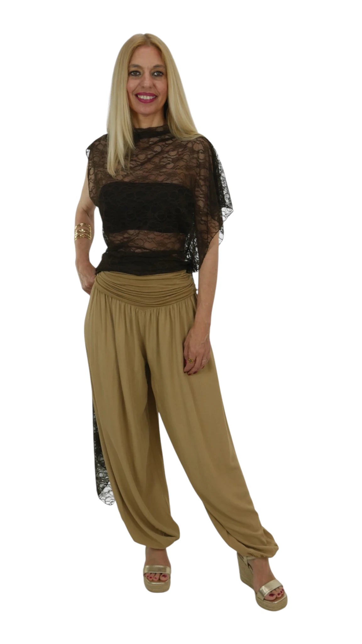 Pantalón fluido drapeado en tono camel combinado con top de encaje negro, look elegante y cómodo