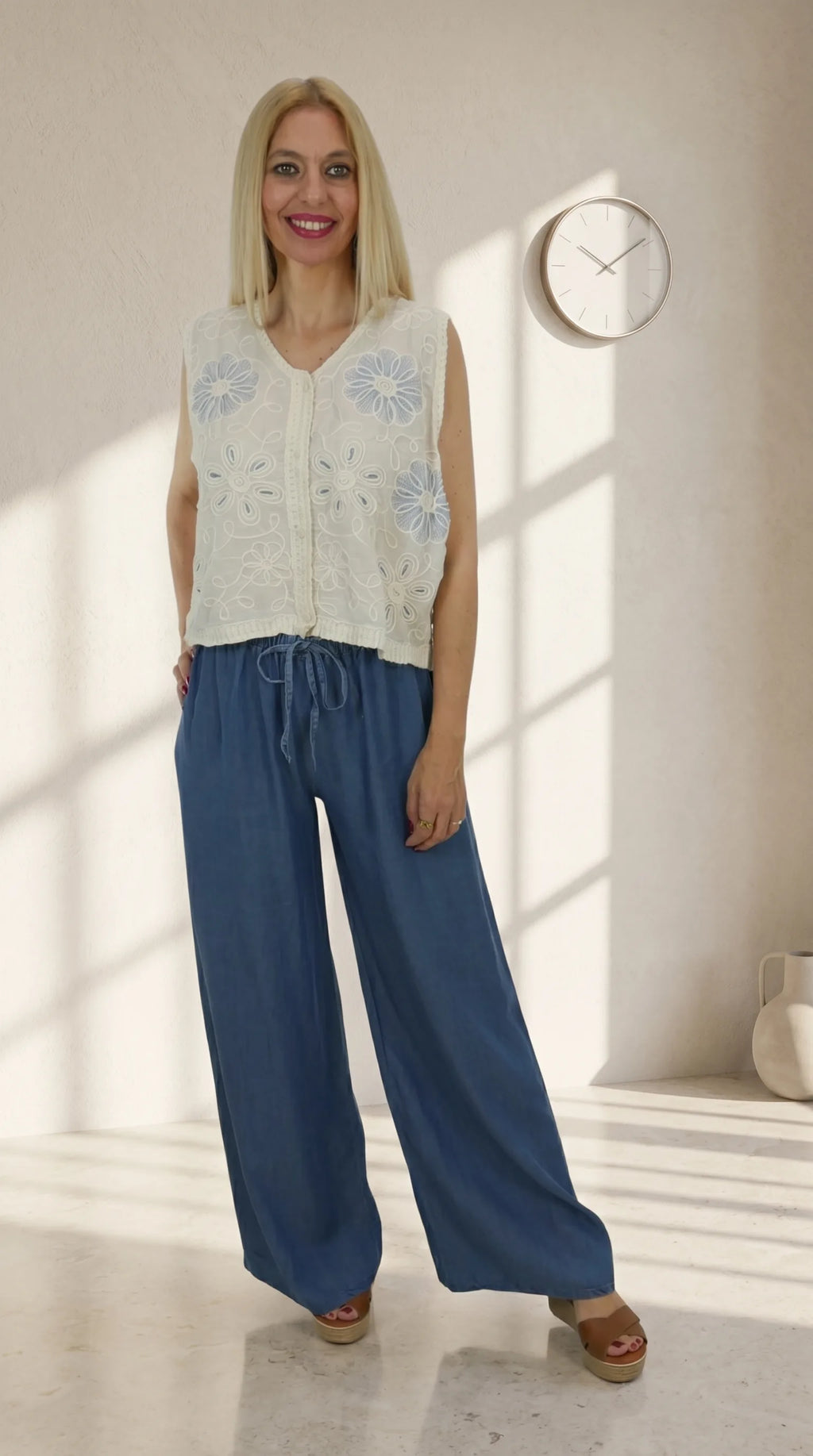 Look Chaleco Crochet con pantalón fluido azul denim de talle alto y cordón ajustable