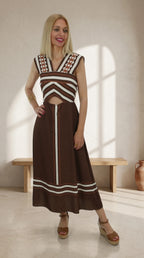 Look del Vestido Cutout largo marrón líneas contraste diseño retro