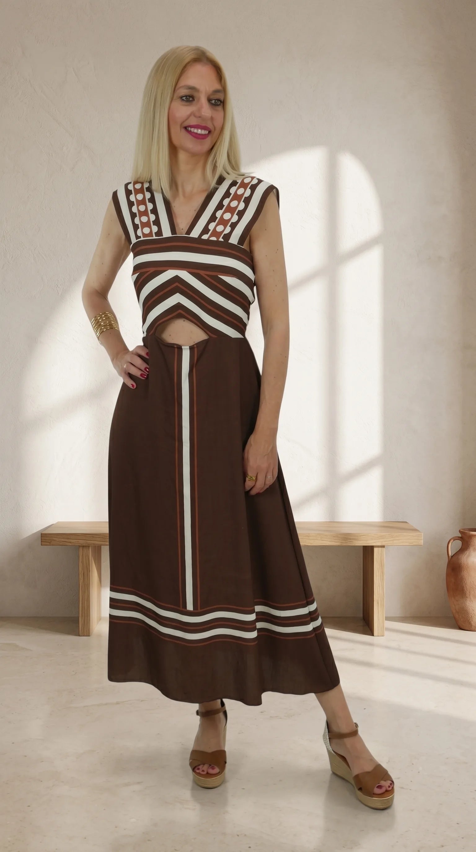 Look del Vestido Cutout largo marrón líneas contraste diseño retro