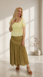 Look de Falda Ondula de color  mostaza on top amarillo