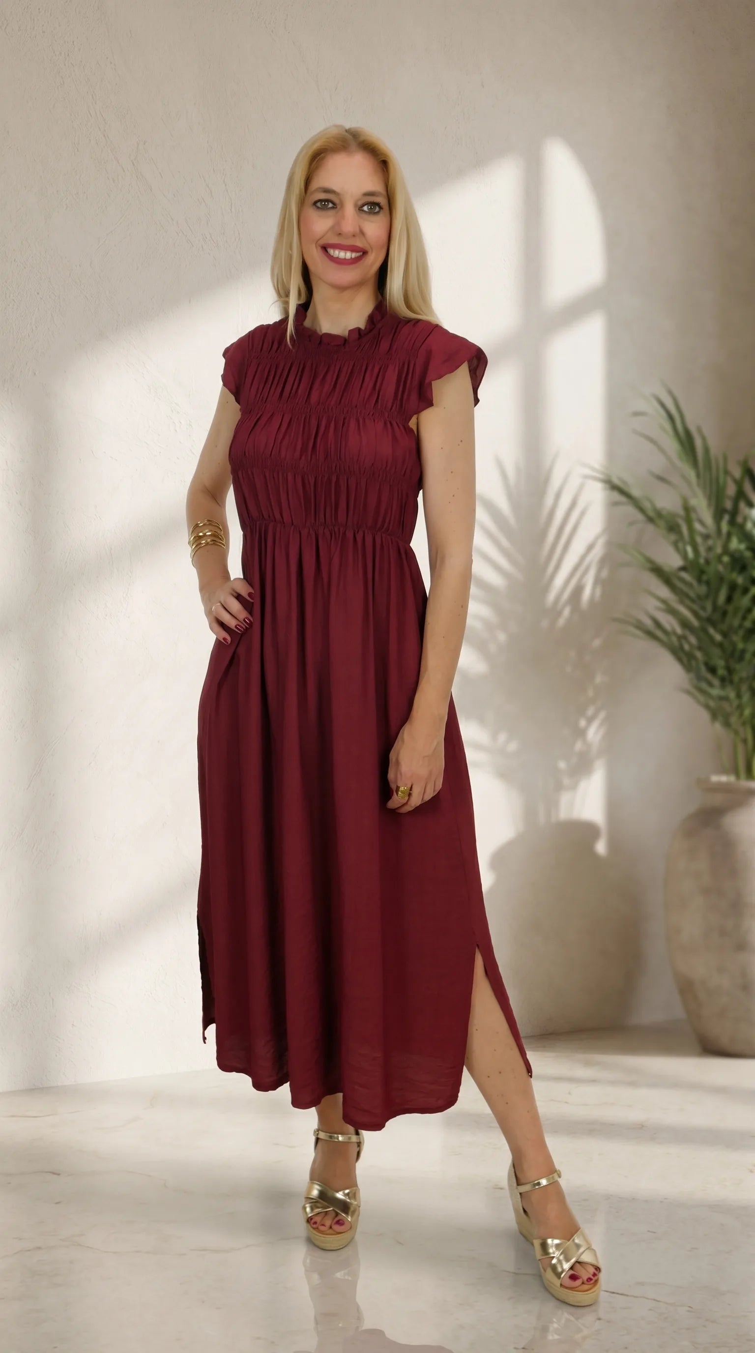 Vestido Capri de color burdeo con cuñas doradas