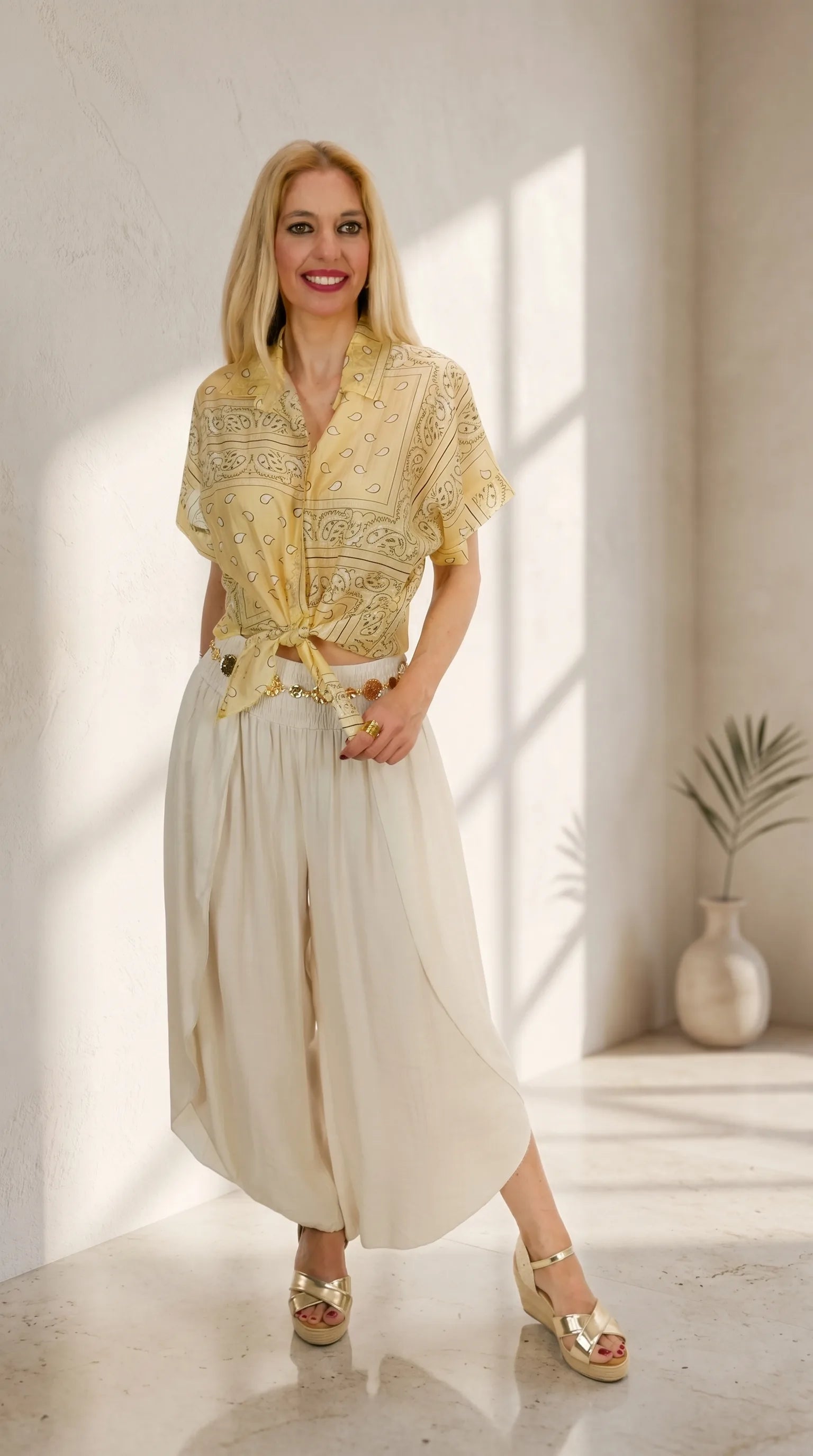 Look Pantalón Bali color crema cruzado con camisa anudada.