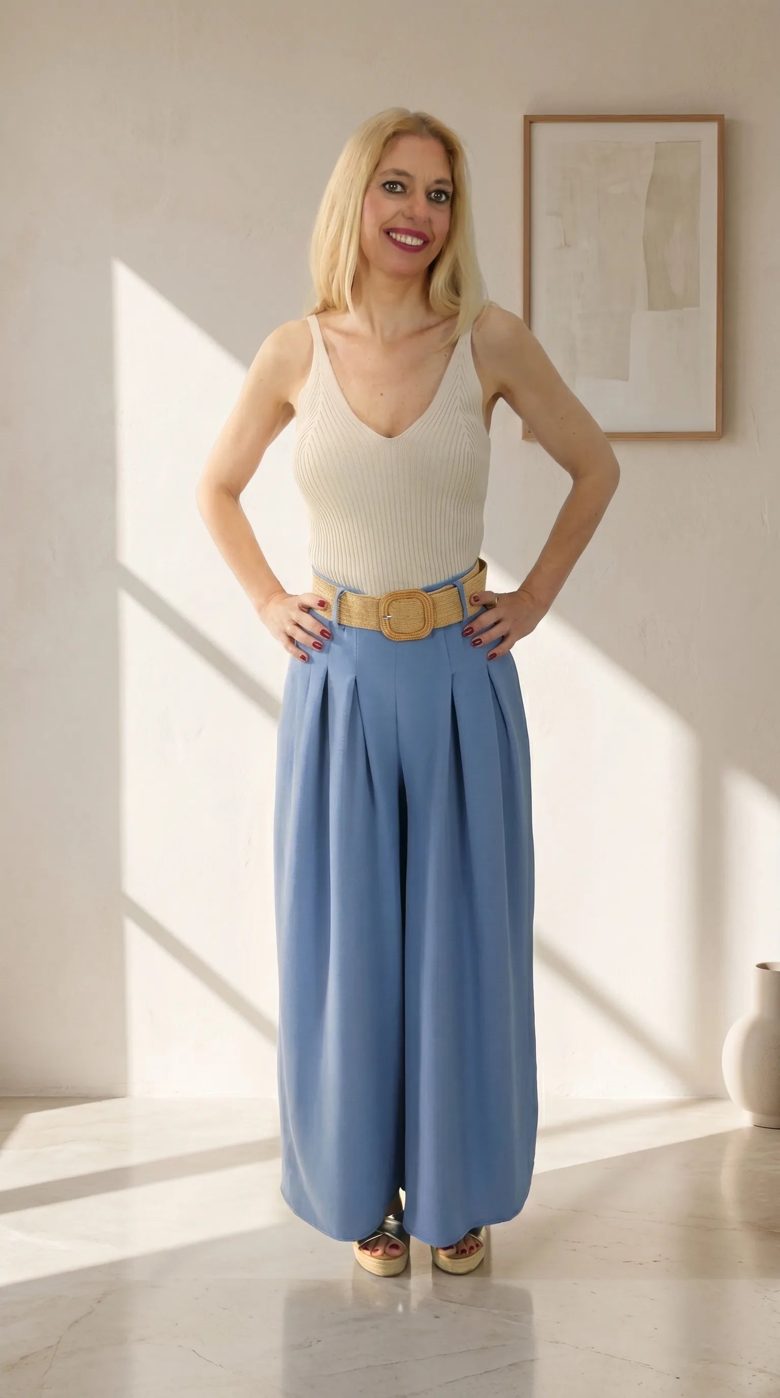 Look Top Siena con pantalón palazzo azul y cinturón rafia