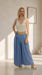 Look Top Siena con pantalón palazzo azul y cinturón rafia